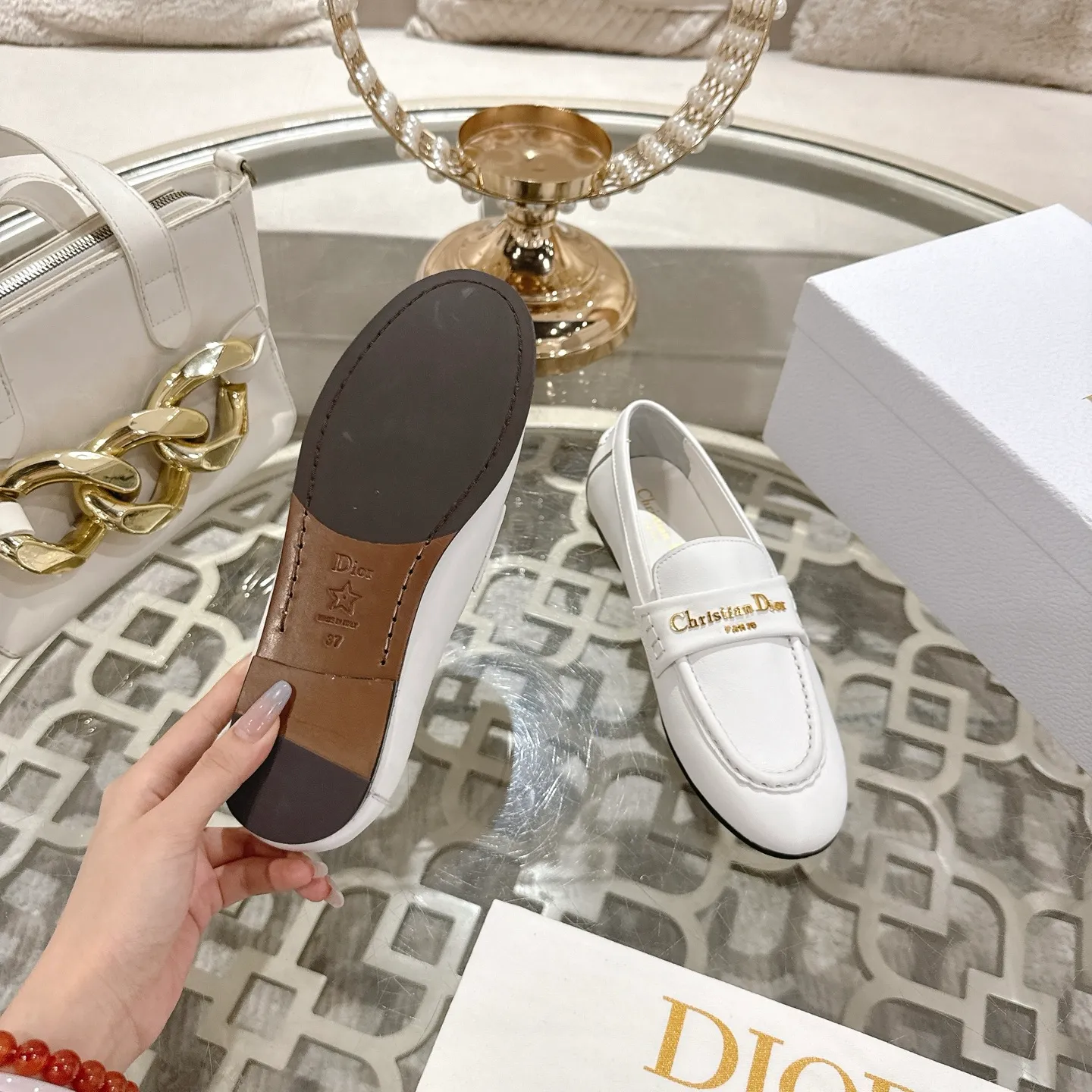 👟👟Ex-factory price 640👟👟 Dior Dior | 2025 ˢˢD Home 2025 spring and summer new products The latest popular slip-on letter buckle loafers series〰 Original purchase, development and production👍🏻This Dior loafer is carefully made of black smooth cow leather, and the front letter plate is decorated with a gold-toned Christian Dior Paris logo. Paired with a leather-injected outsole, it adds classic style to any casual look. Upper: original cowhide/cow suede, lining: cowhide, outsole: injection molded leather outsole imported from Italy, heel height: 1cm, size: 35-42 (customized at 40.41.42)
